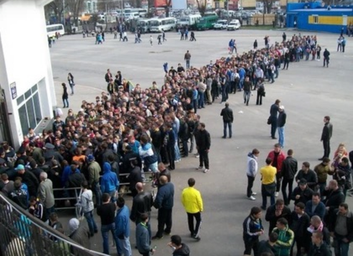 Очередь на вход на стадион. 2013 г. Матч "Ростов"-"Спартак".