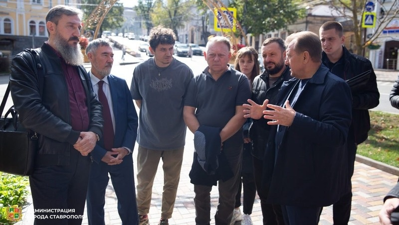    Иван Ульянченко на осмотре объекта вместе с экспертами Фото: администрация Ставрополя