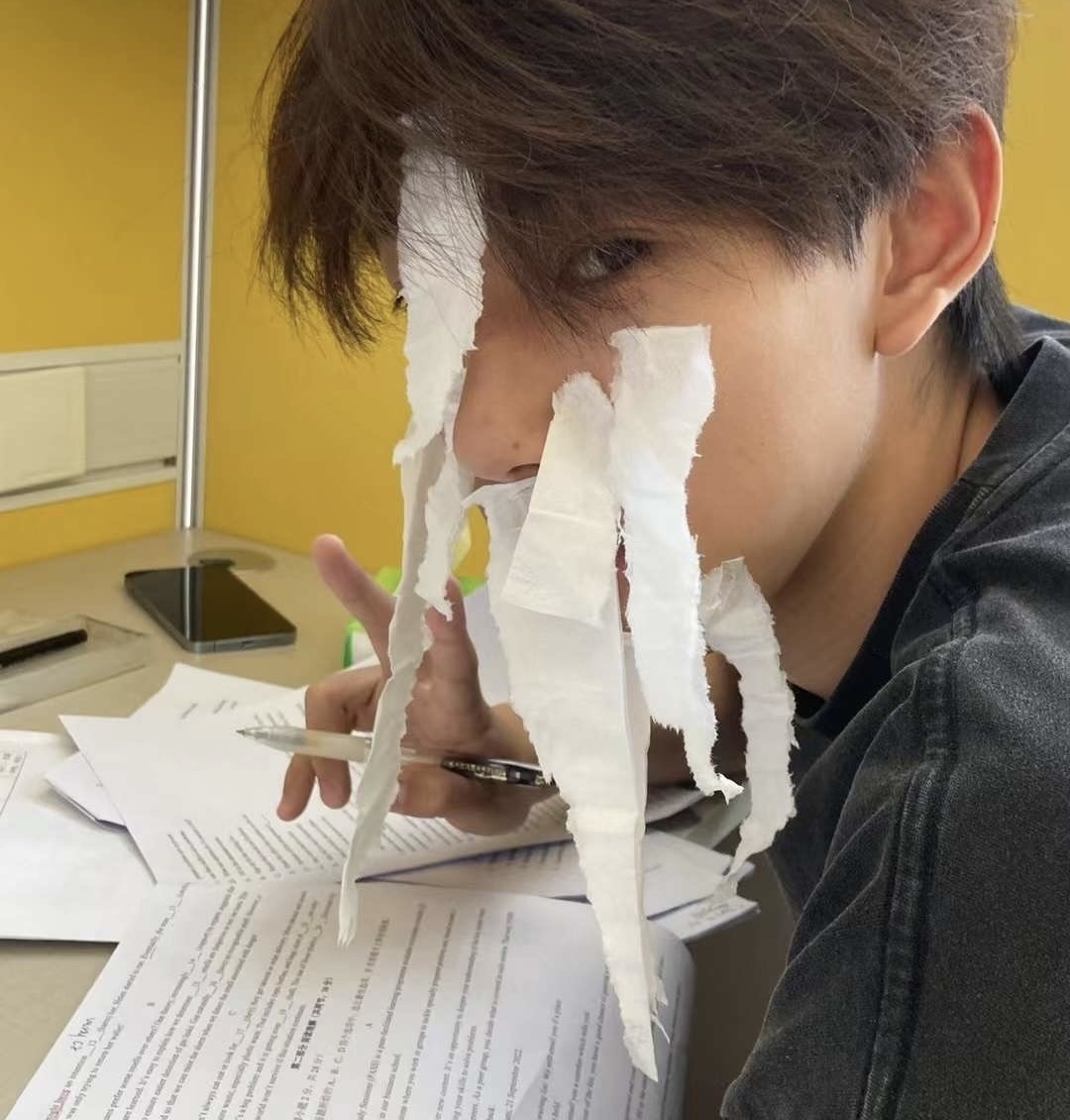 Подготовка к гаокао - сплошные слёзы, хоть и бумажные. Джей из Пекина справился и стал студентом университета в Новой Зеландии.