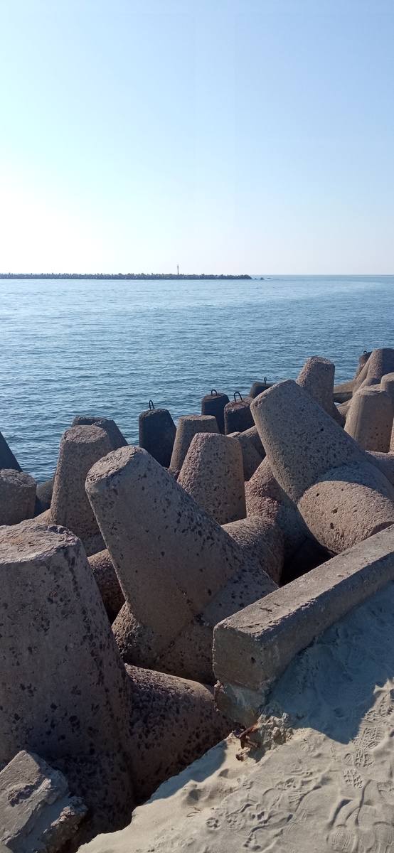 Тетраподы на берегу Балтийского моря. Фото автора