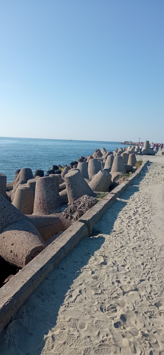 Бетонные тетраподы вдоль берега Балтийского моря. Фото автора