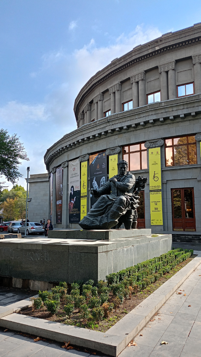 Если с этой стороны театра встать спиной к памятнику Хачатуряна, то перед вами будет Площадь Франции, а за ней прекрасно видно Каскадную лестницу