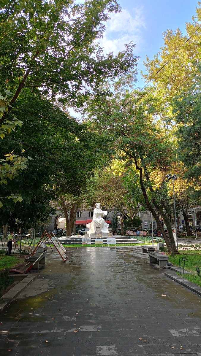 Мимо этого сквера прошли, где картины продают и памятник художнику стоит. Я про него уже вам рассказывала