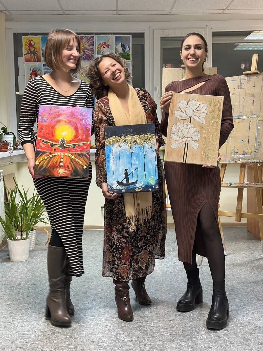  .....Кисти, Краски, Губки, Карандаши, Пастель, Уголь, Поталь...... Рисовали, стирали, рисовали - смывали, рисовали и клеили.
Сказать, что я под впечатлением от нашей творческой задумки, значит не сказать ничего!