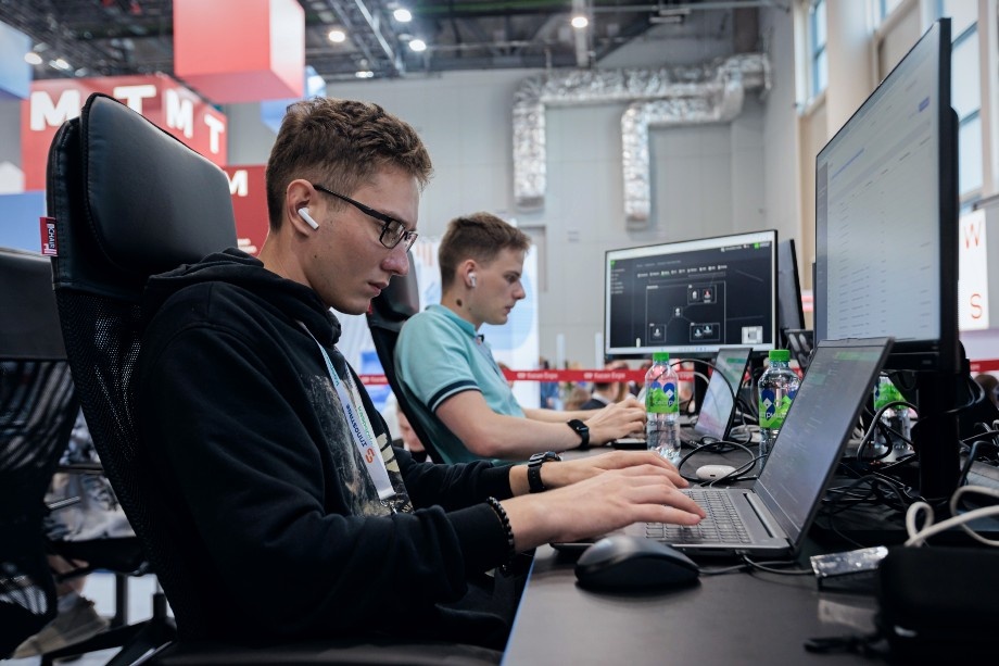 Возможность образовательного кредитования могут оставить и для абитуриентов, поступающих на специальности IT-направления. | Фото: Сергей Елагин/Бизнес Online/ТАСС