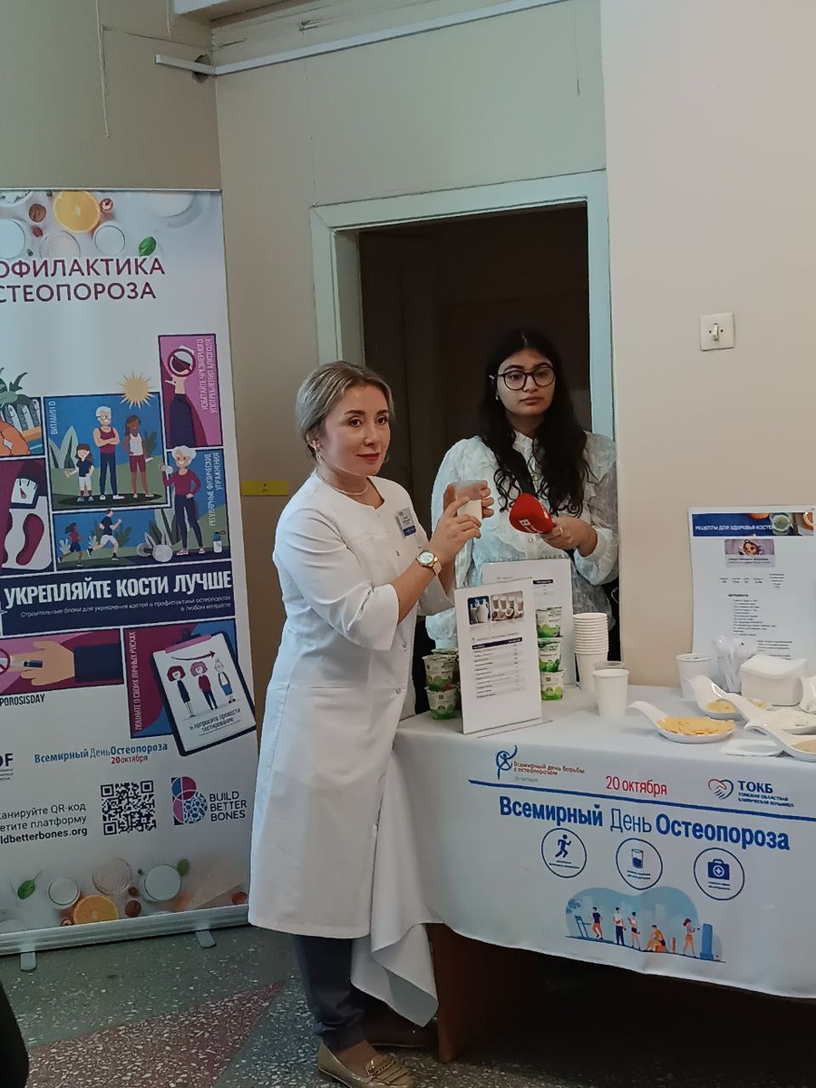 Рематолог Демешова Светлана Сергеевна демонстрирует продукты, содержащие кальций