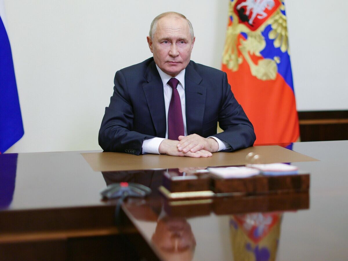    Президент РФ Владимир Путин поздравляет работников угольной отрасли с Днем шахтера© POOL