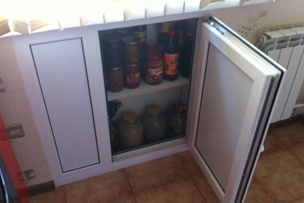 Шкафчики-холодильники устраивали под подоконником кухонного окна. Фото: tehreg96.ru 