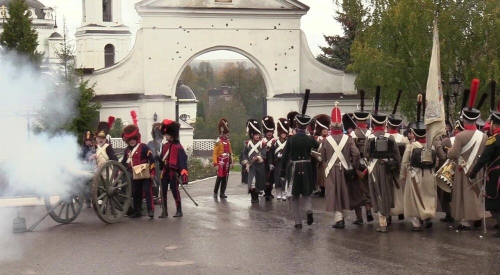    Реконструкция боя русских войск с французами у стен Черноостровского монастыря в Малоярославце 2023 г. Фото: ГТРК "Калуга"