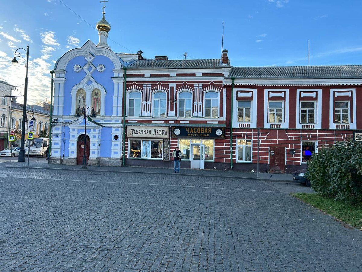 Вывески различых магазинов в стиле прошлого века