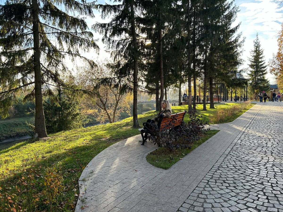 Моя прогулка началась с прекрасной Бульварной улицы, которая проходит вдоль набережной р. Черемухи