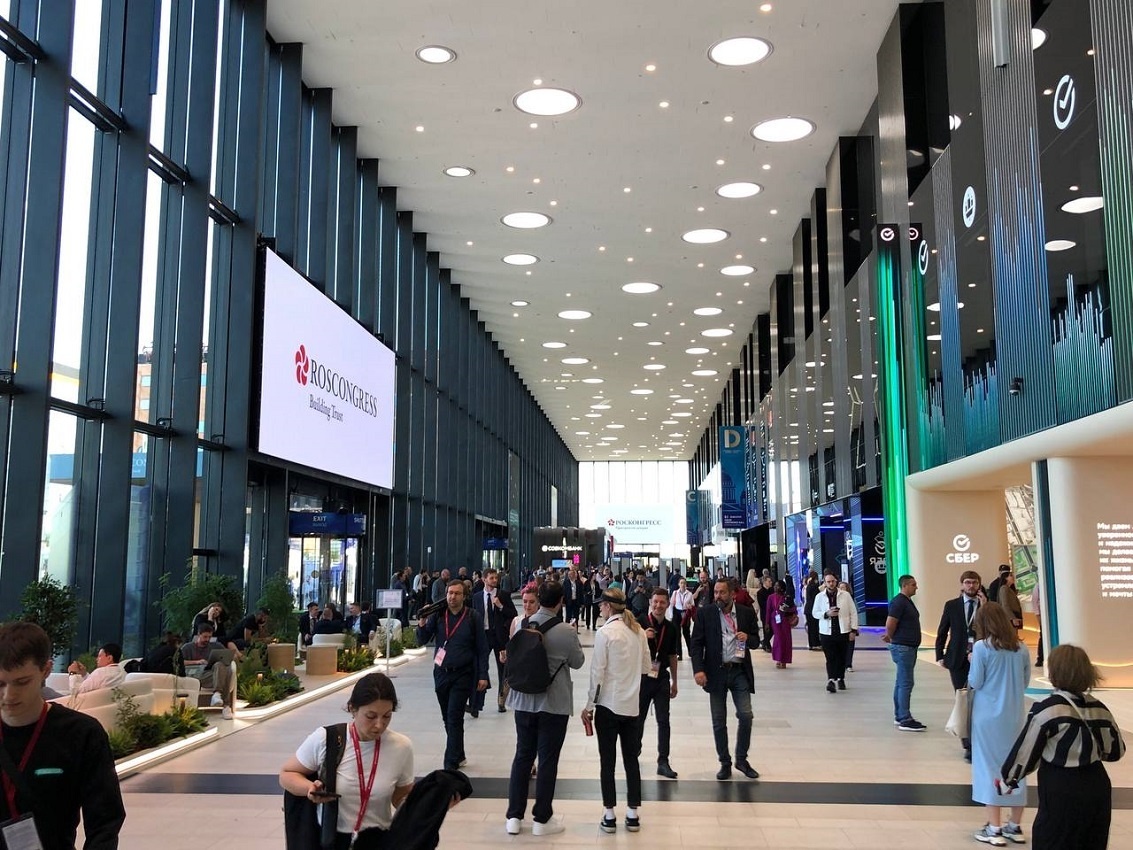 Лидером рейтинга является Санкт-Петербург, где в 2024 году заявлена организация около 30 крупных деловых событий федерального масштаба.  Фото: ФедералПресс / Кирилл Конторщиков