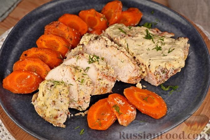 индейка, морковь, чеснок, горчица, сметана, масло оливковое, соль, перец чёрный молотый, паприка молотая, травы прованские