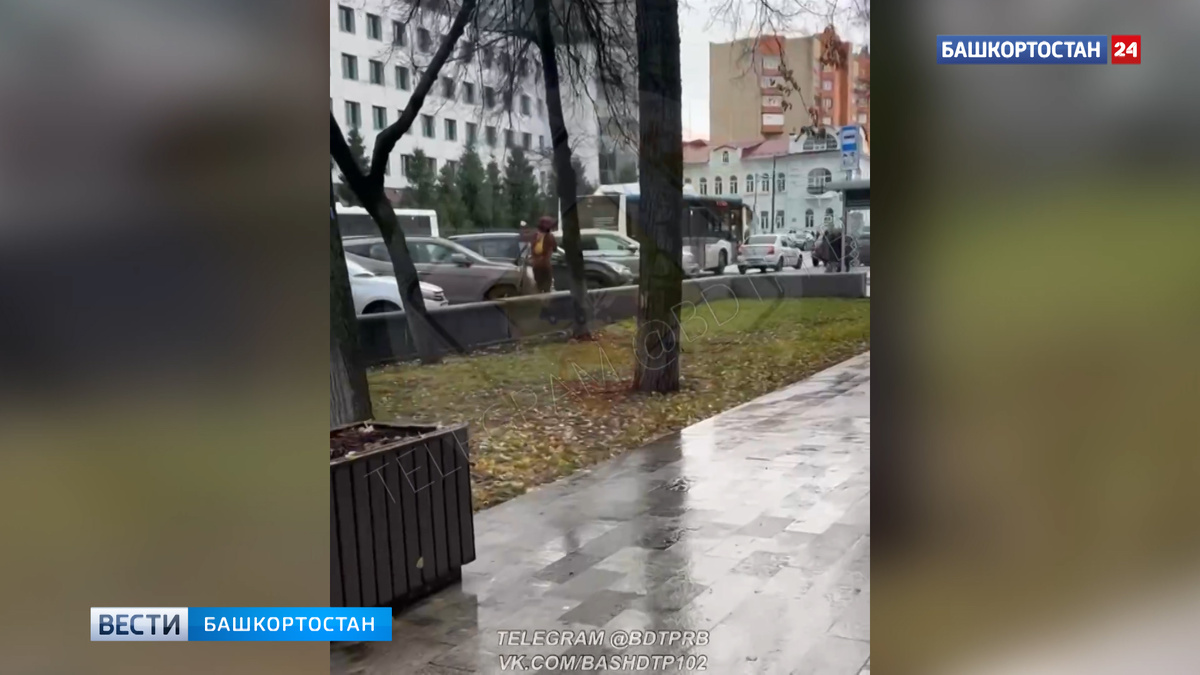    Уфимец прокатил свой велосипед по припаркованным машинам