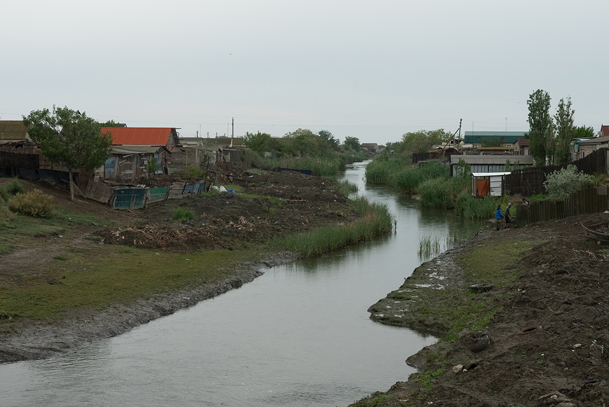  Канал в центре Старо-Теречного, соединяющий село с Каспием
Фото: Владимир Севриновский