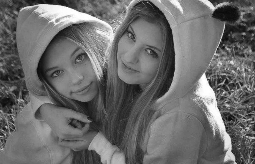 Идеи для фотосессии с подругой. Две подруги блондинка и брюнетка. Дружеская фотосессия. Фотосессия сестер. Фотосессия подруг.