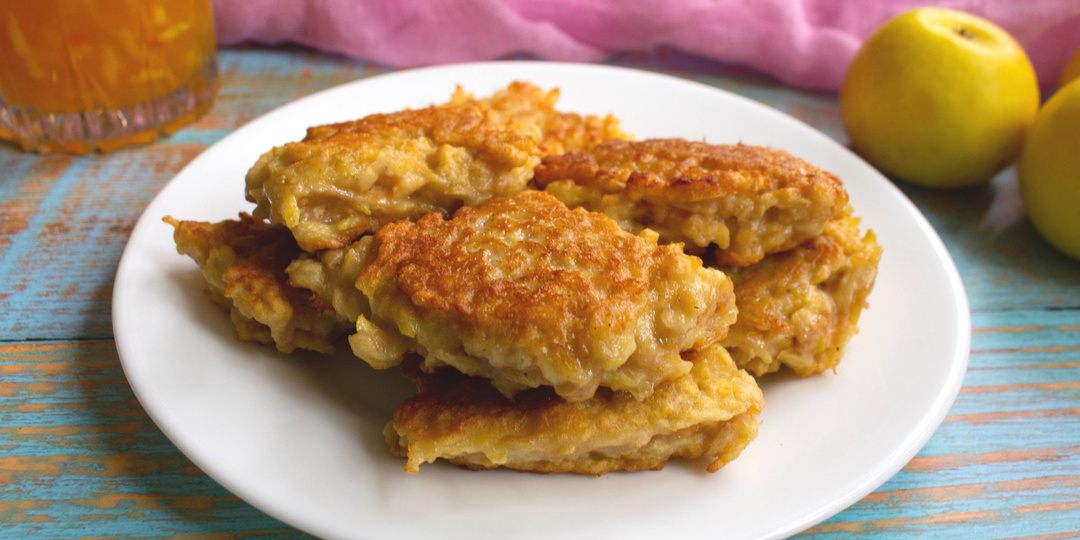 Быстрые яблочные оладьи к чаю