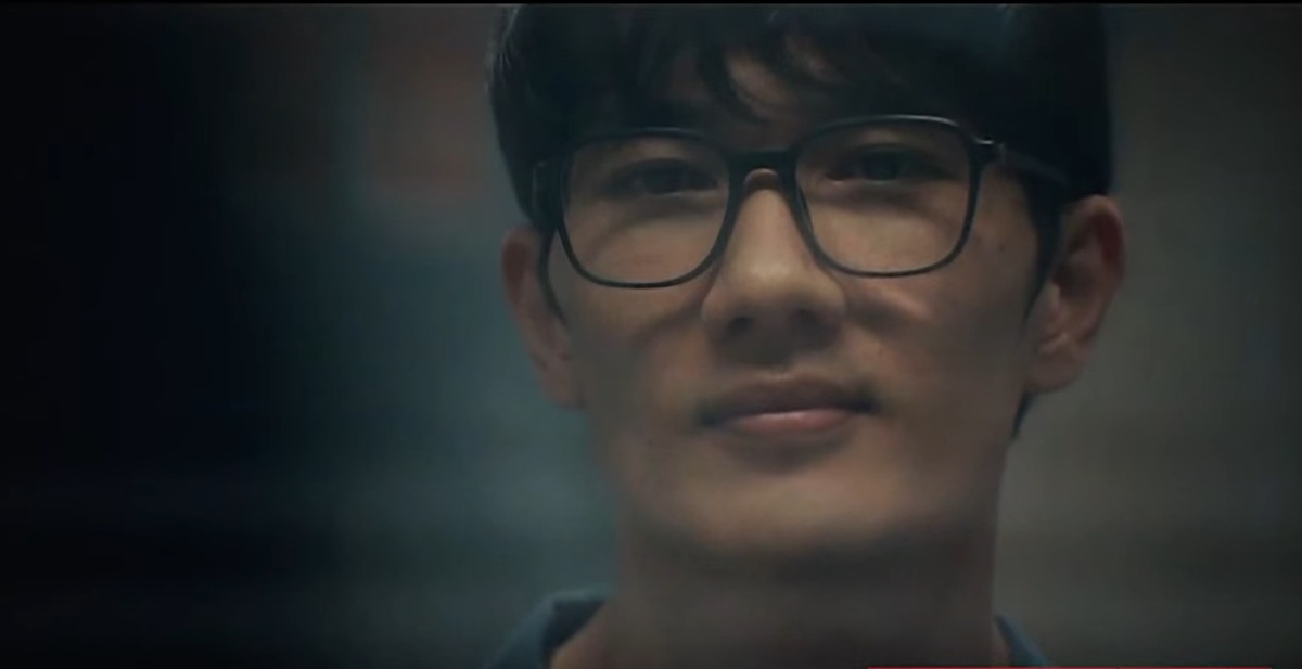 Всё вертится вокруг одного очень тихого человека...