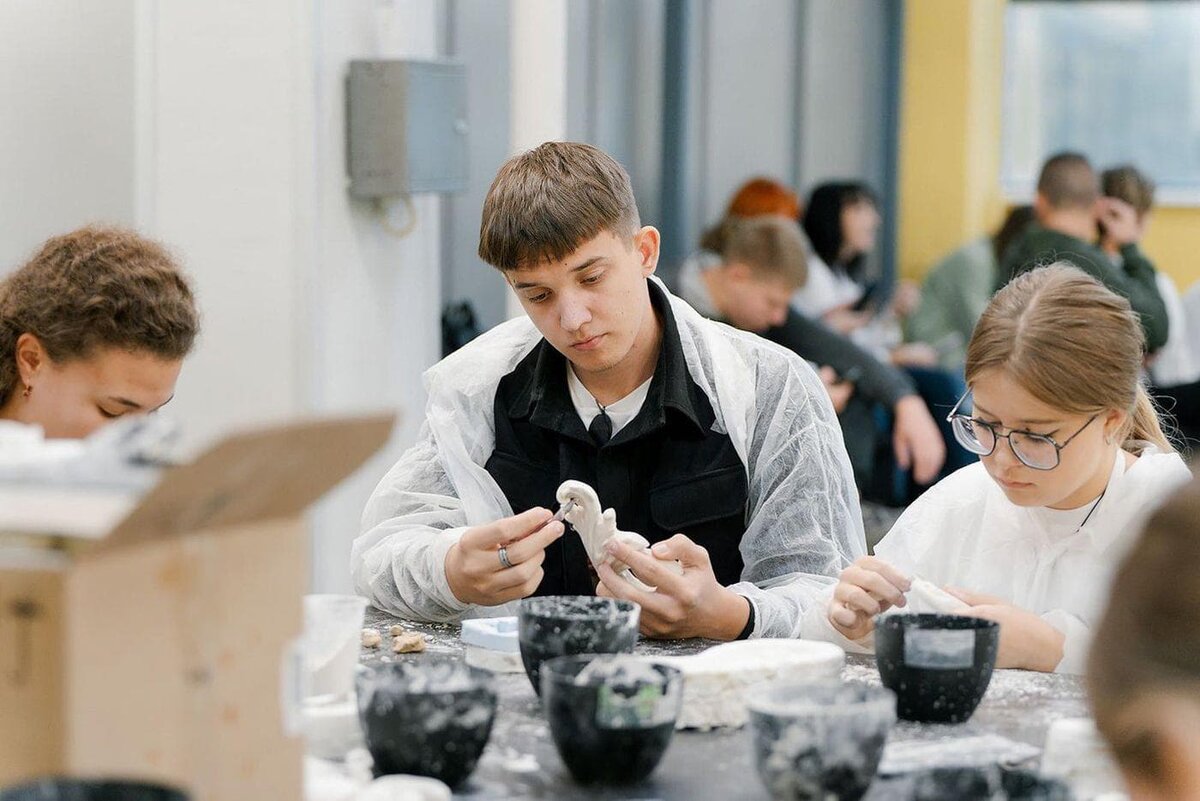    Две недели ребята дистанционно изучали теорию и российское законодательство в сфере культурного наследия, а потом прошли подготовку на базе одного из колледжей столицы. Пресс-служба Департамента культурного наследия города Москвы