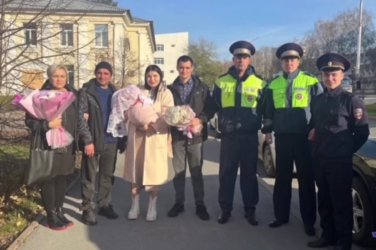    Молодая мама из Кузбасса позвала инспекторов ДПС на выписку