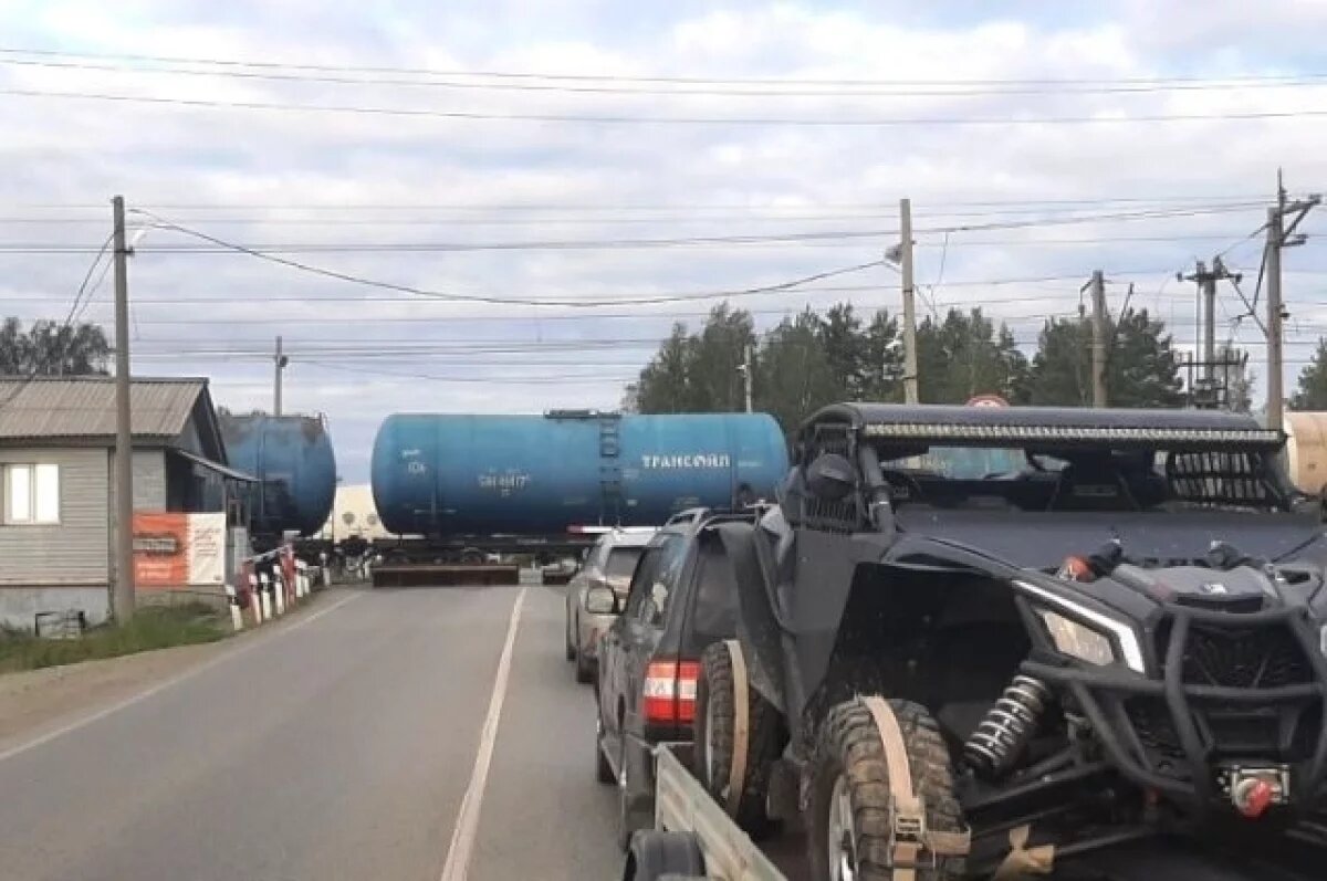    СвЖД призывает водителей следовать правилам пересечения ж/д переездов