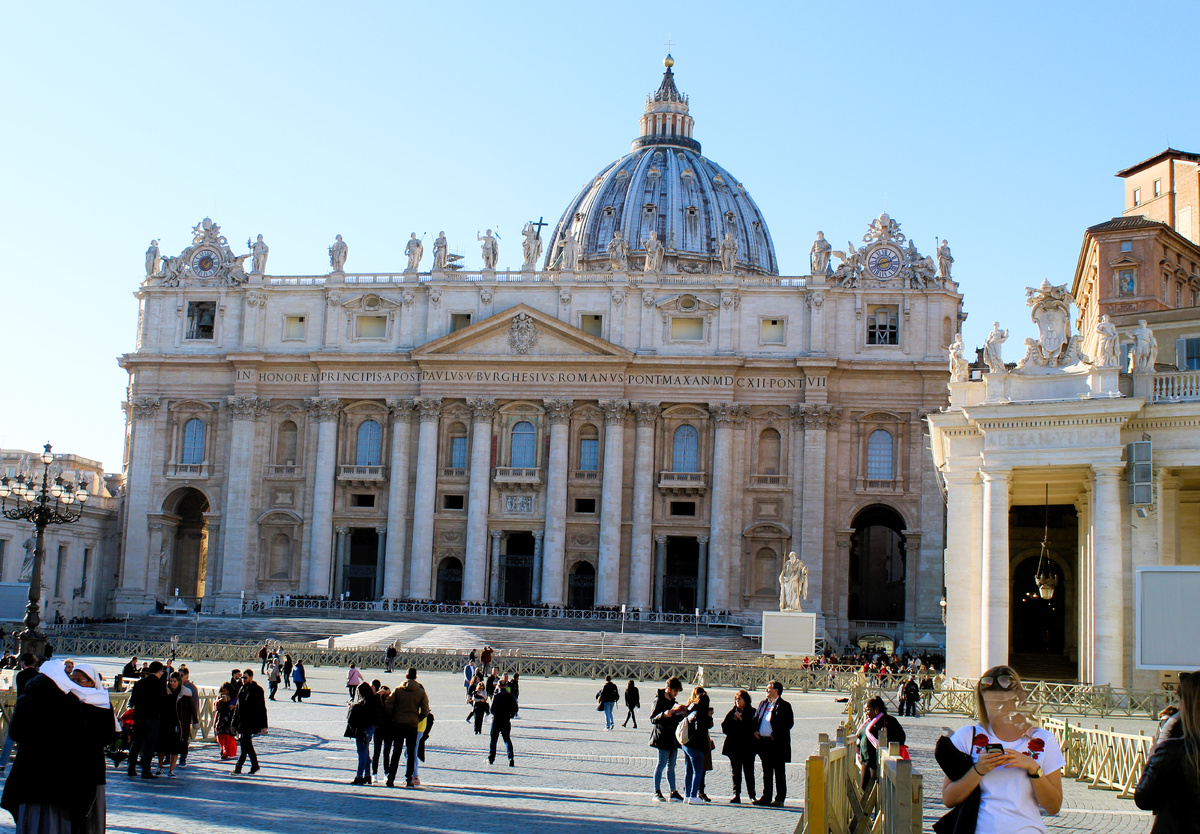 Собор Святого Петра в Ватикане с куполом Микеланджело.