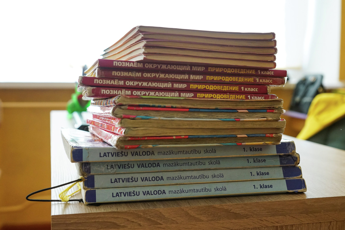 Учебники на русском и латышском языках © Sputnik 
