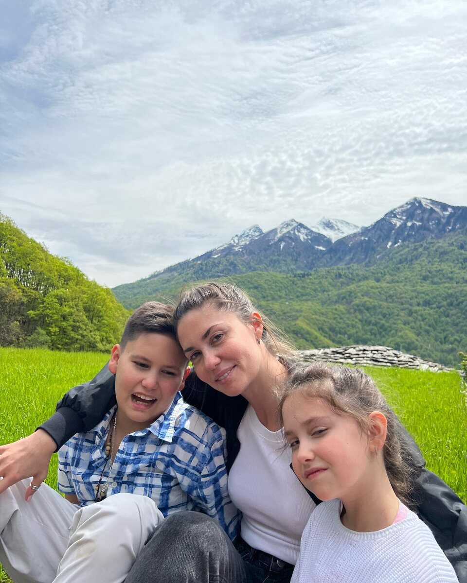 Агата Муцениеце с детьми. Фото: соцсети/@agataagata