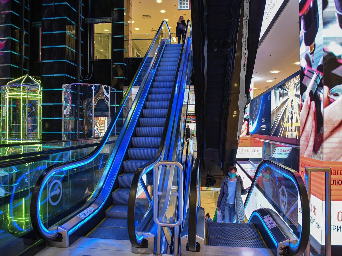    Посетители в торговом центре© РИА Новости / Владимир Песня