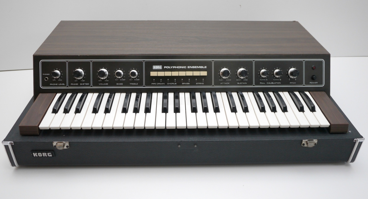 Японский синтезатор Korg PE 2000 (Polyphonic Ensemble Orchestra), имитирующий струнные и оркестровые инструменты. Начал выпускаться в 1976 году