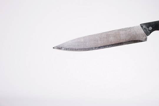    Вооруженный кухонными ножами мужчина напал на покупателей в петербургском супермаркете