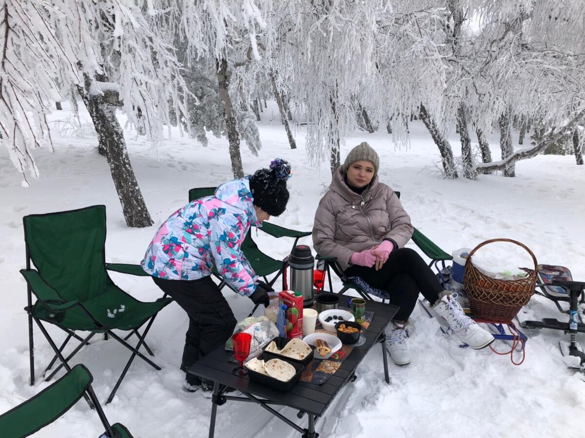Ну а пока мы смотрим за детьми, фотографируется , где-то там в кустах и происходит то что я писала выше )) 
