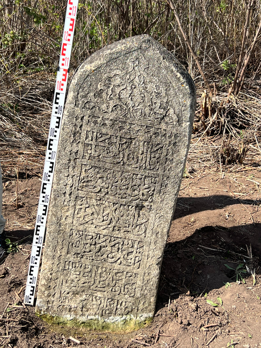 Намогильный камень близ с. Нижние Метески, Арский район РТ.