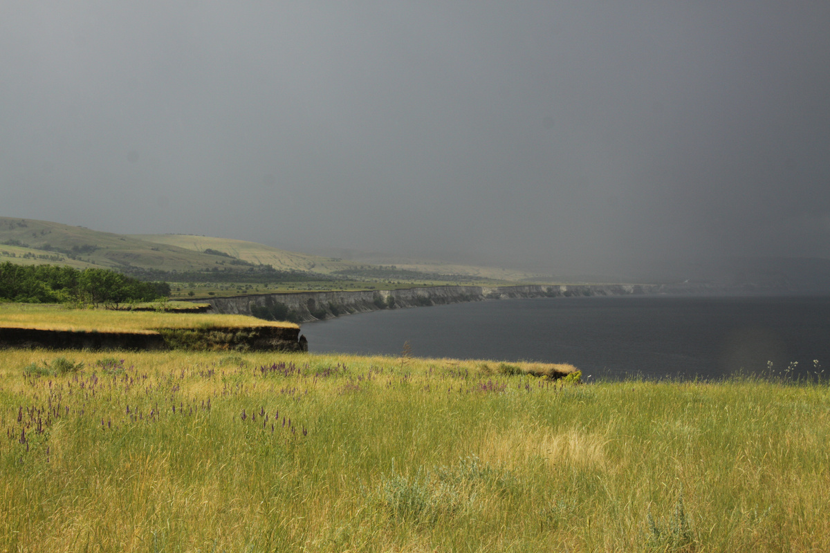 Берег Волги после грозы