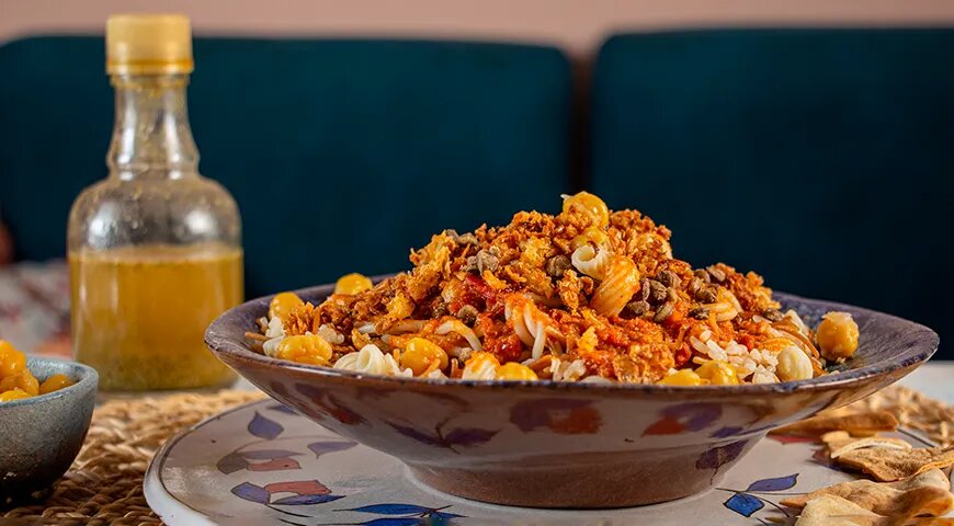   Кошари из макарон, риса, чечевицы и лука (Shutterstock/FOTODOM)