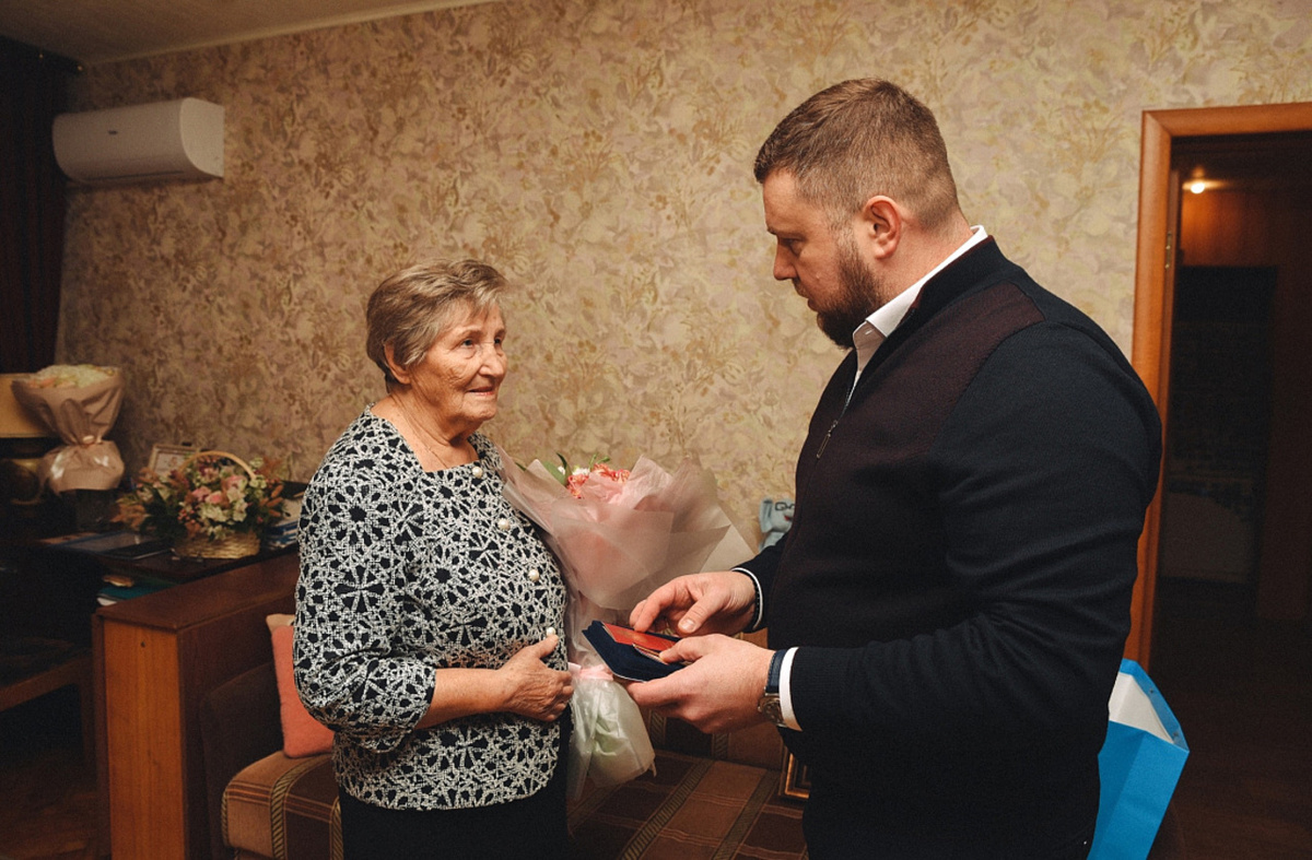    Евгений Лобов поздравил с днём рождения почетного гражданина Курской области Эльзу Кожанову