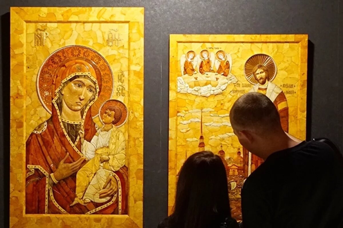    Посетители на выставке икон и скульптур из янтаря Александра Крылова в Калининграде. Слева — «Богоматерь Иверская»
