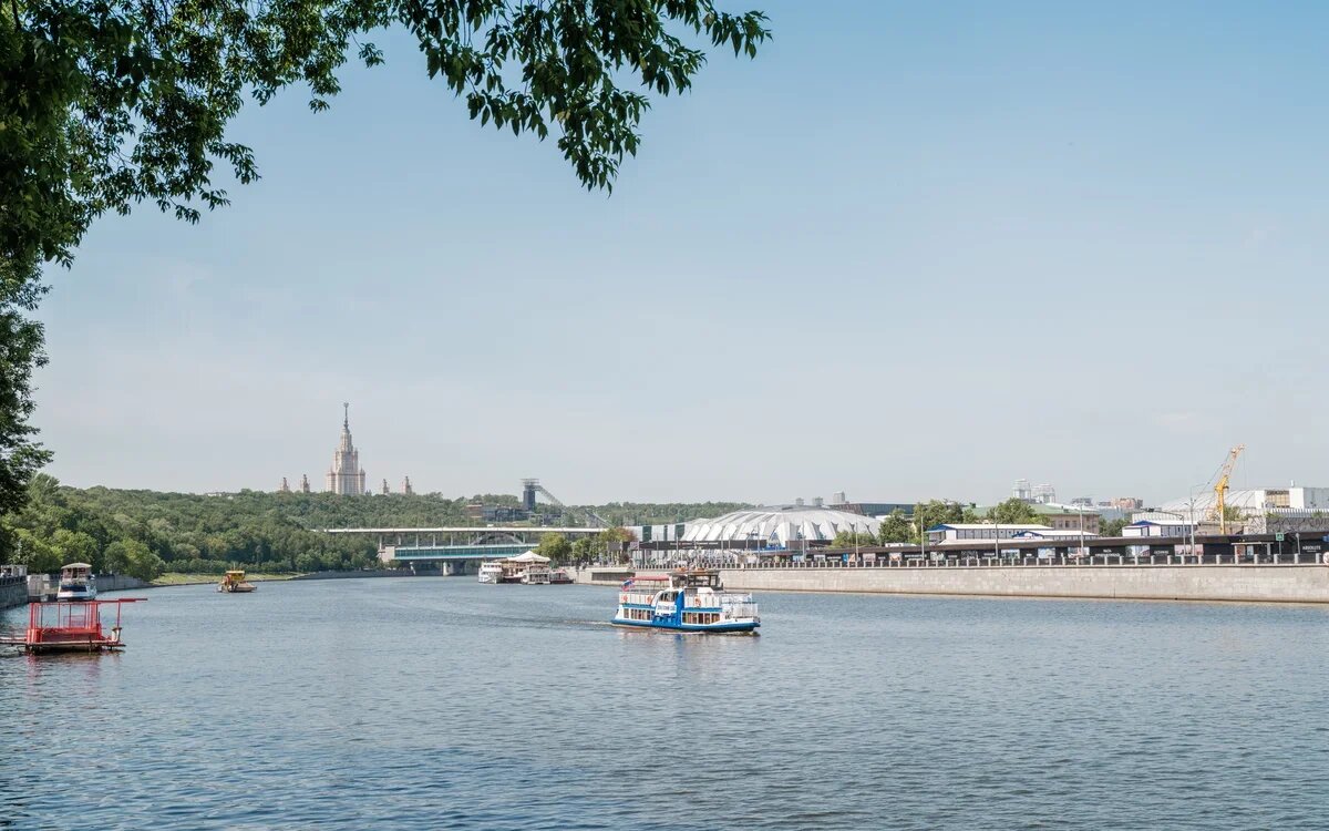    Пушкинская набережная в Москве. Фото из фотобанка Москвы
