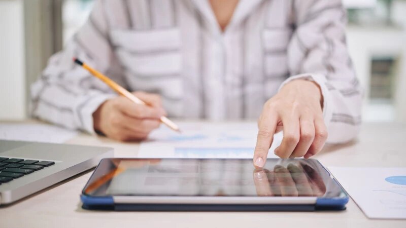     Женщина работает с документами на планшете. Фото: ru.freepik.com, автор pressfoto.