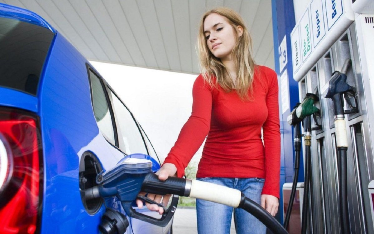 Пистолет никак не вставлялся в бак, а работник заправки не помогал Ане, а пытался ее клеить 