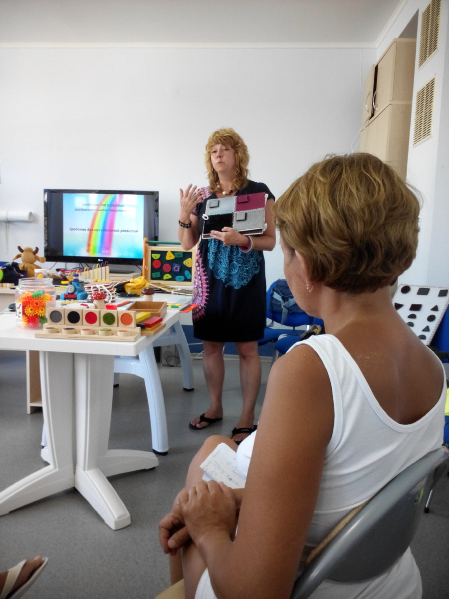 Тифлокомментарий. Насибулова Елена Андреевна, руководитель проекта, знакомит мам с развивающими игрушками и пособиями для слепых детей