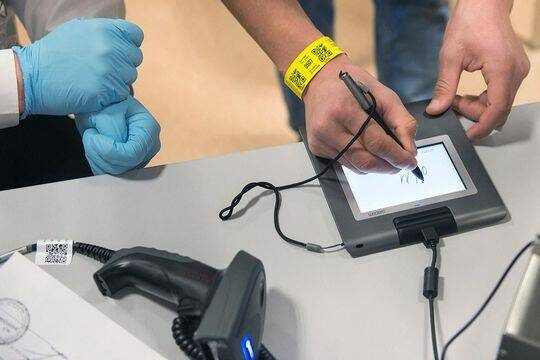    В Москве внедрят электронные удостоверения для иностранцев - Собянин