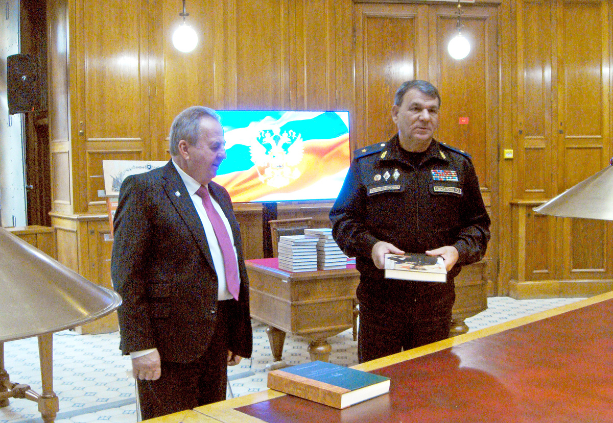 Николай Горбатенко передаёт книгу об Александре Маринеско Александру Букрееву