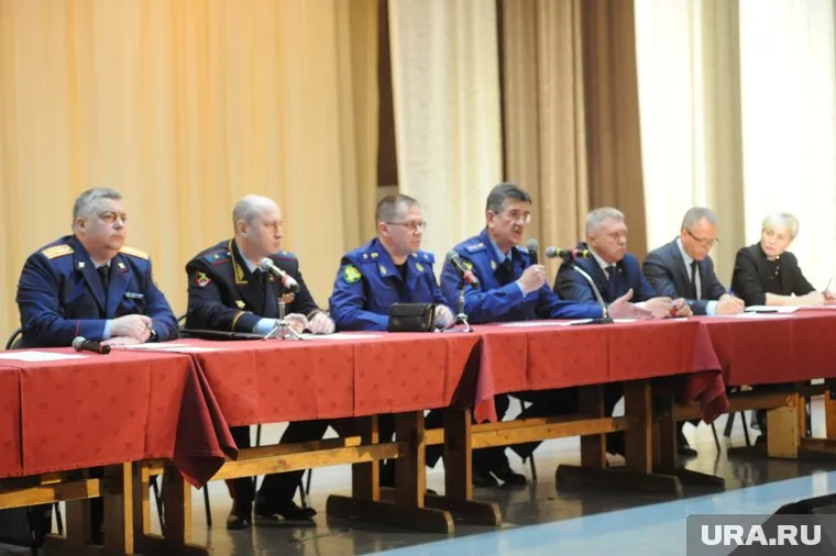 В Коркинском ДК собрались силовики, власти и местные жители Фото: Вадим Ахметов © URA.RU