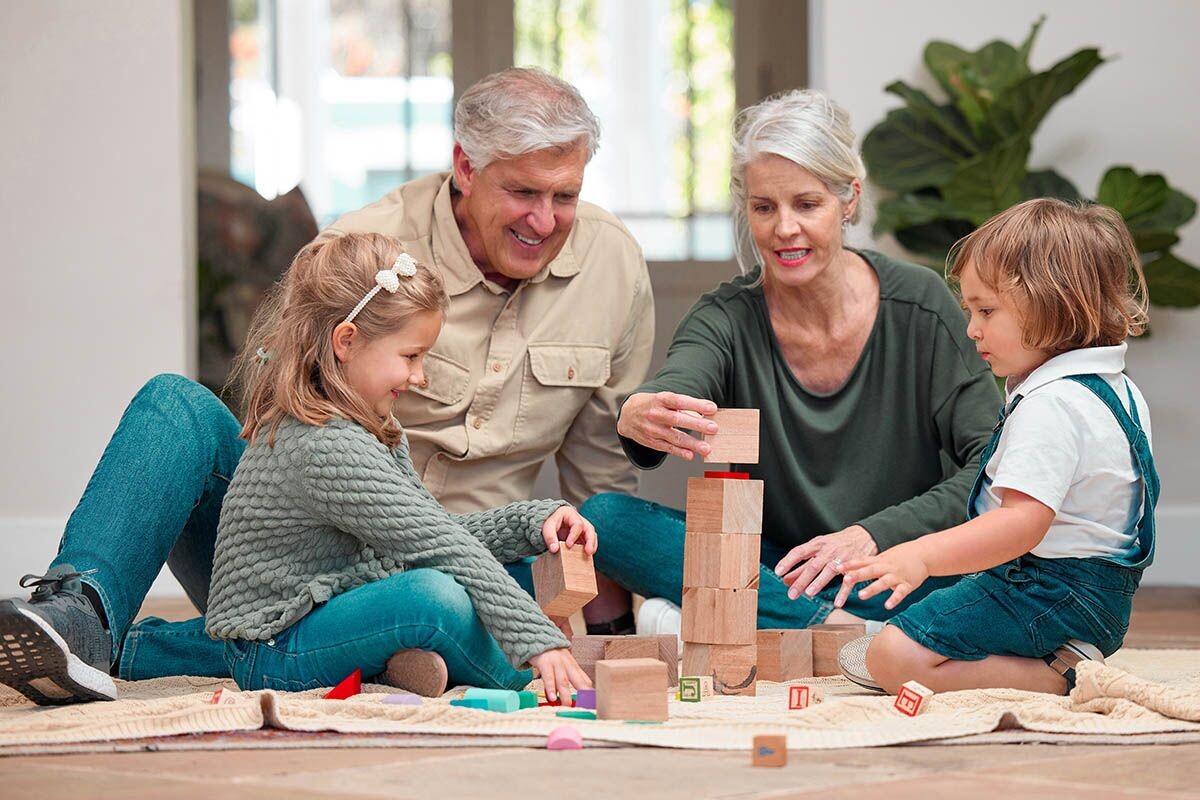 День бабушек и дедушек в России — хороший повод вернуть родственникам заботу, которой они окружали нас. Источник: Shutterstock📷
