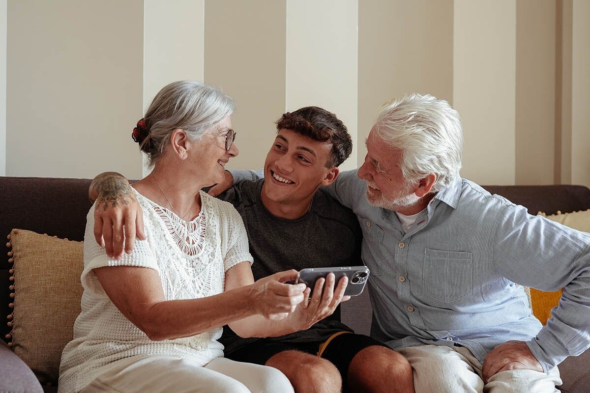 Научите родственников слушать аудиокниги, смотреть фильмы и переписываться в мессенджерах. Источник: Shutterstock📷
