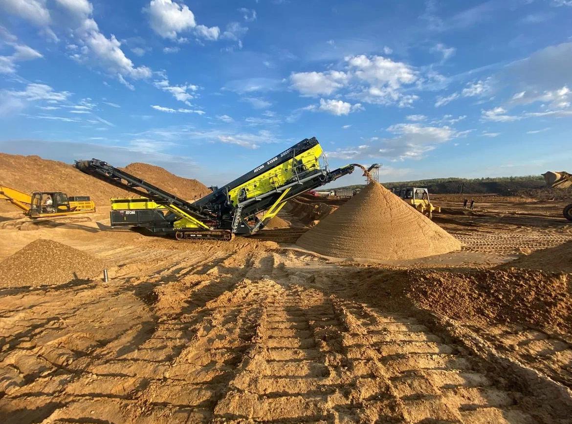 Мобильный вторичный грохот АТОМ-S1560 в работе