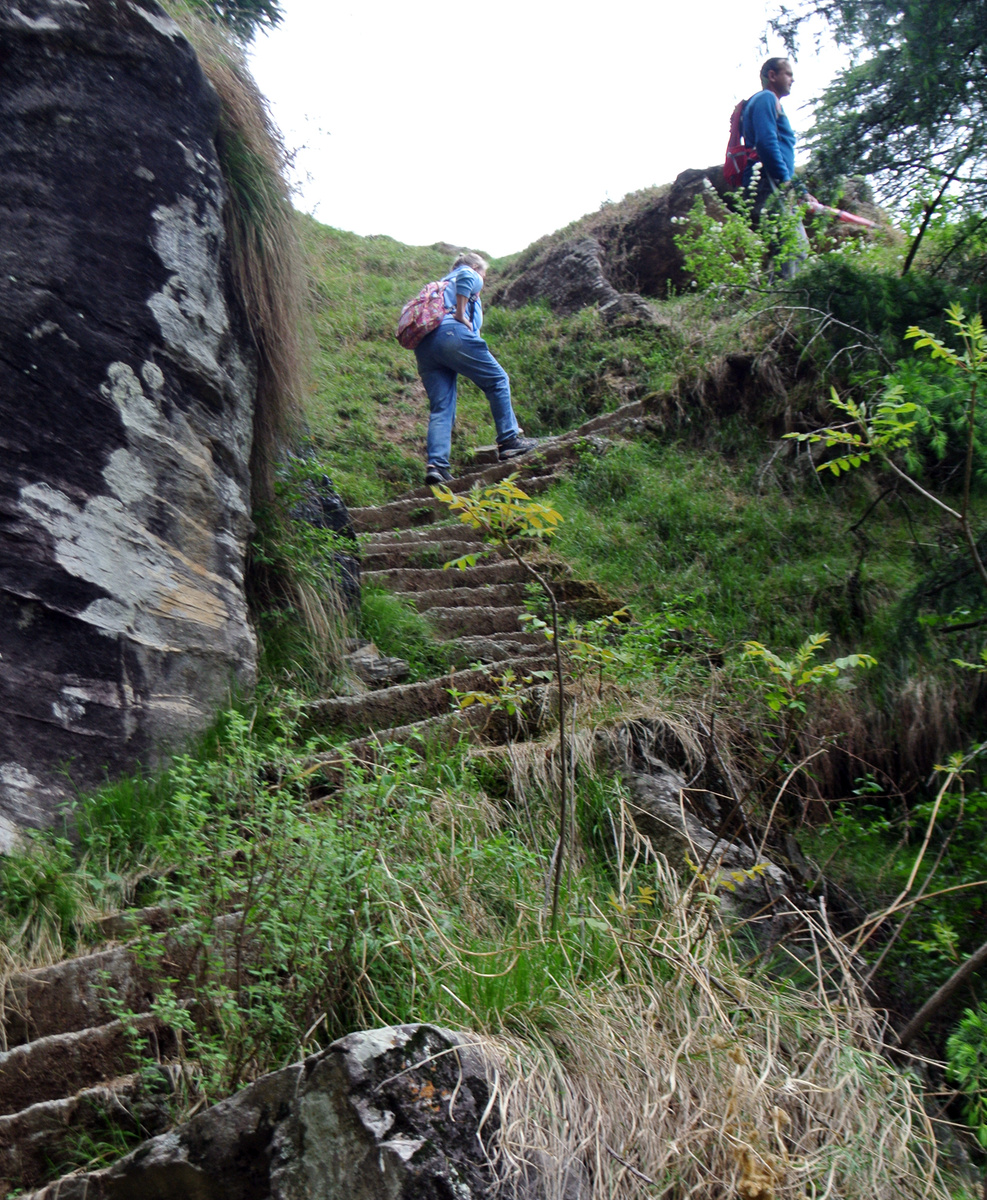 Если бы не ступеньки - подниматься было бы очень непросто.