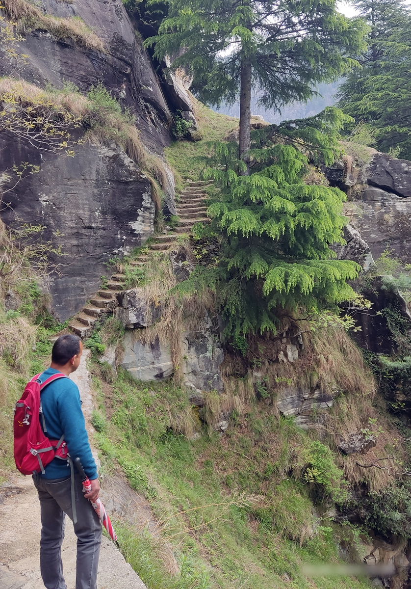 Анил всегда шёл впереди, и предупреждал о препятствиях.