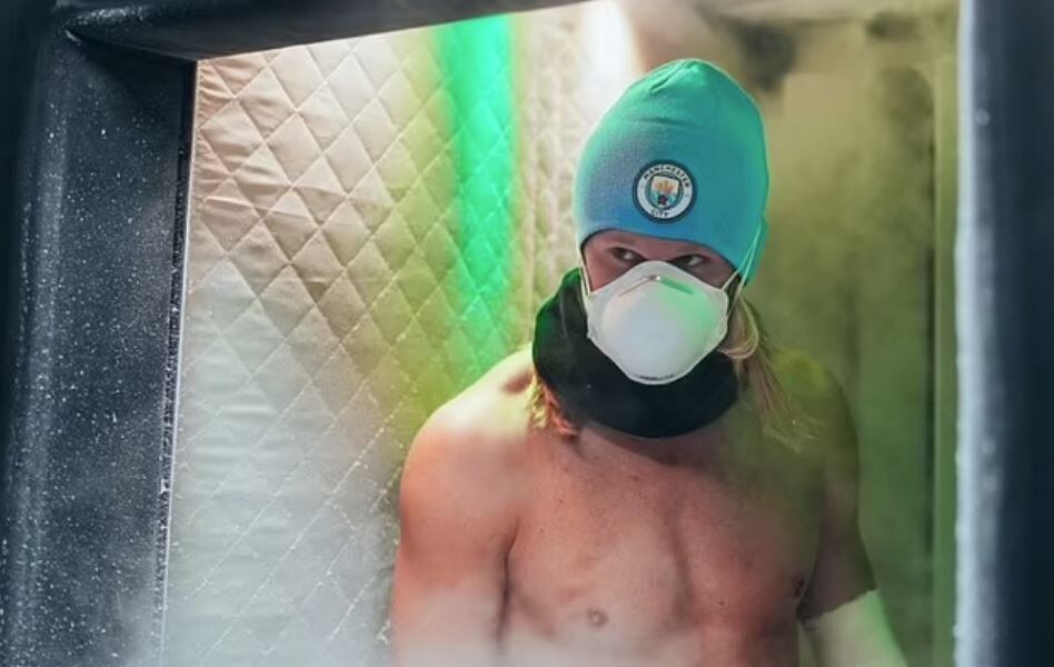 Эрлинг Холанд в криотерапевтической камере после матча Лиги чемпионов. Фото: соцсети клуба. 